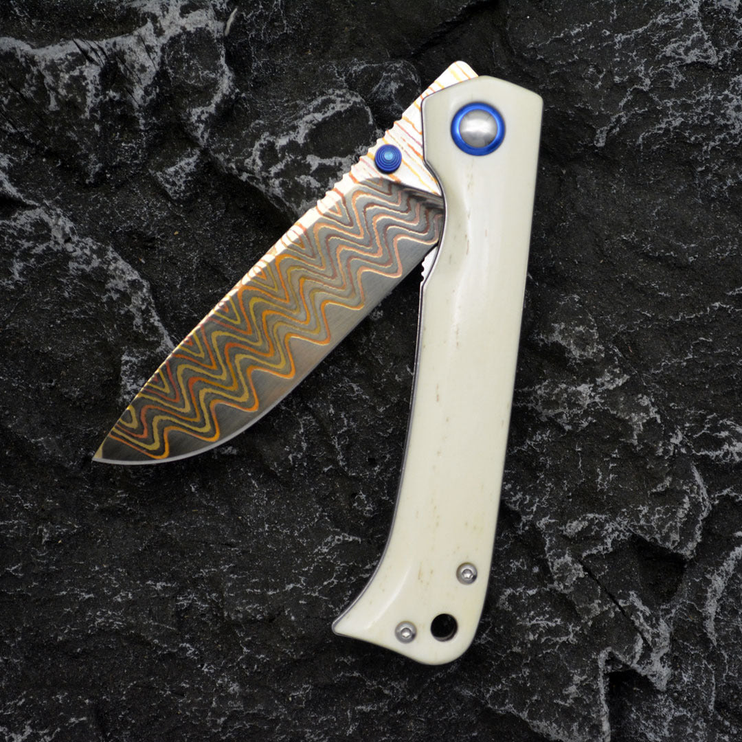 Damascus Steel Folding Knife – Chevron Pattern Blade & Bone Handle
