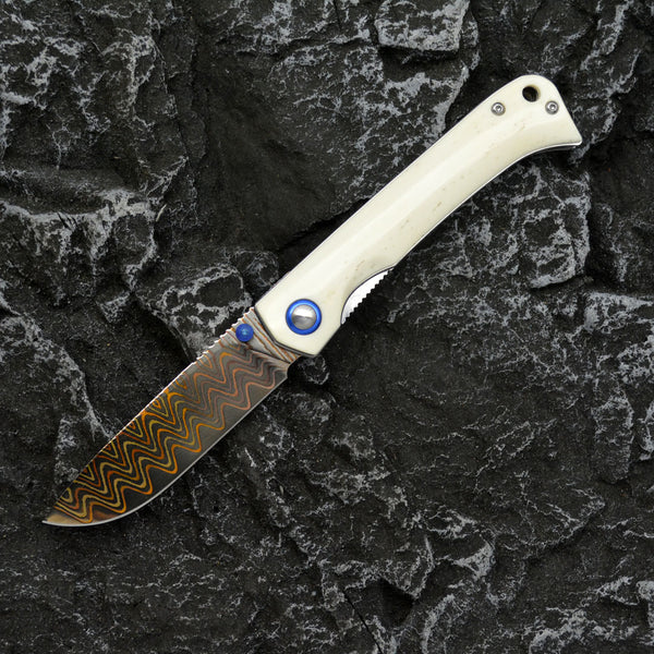 Damascus Steel Folding Knife – Chevron Pattern Blade & Bone Handle