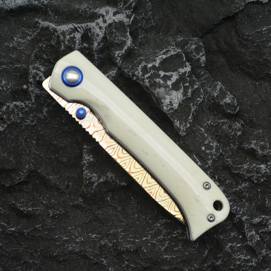 Damascus Steel Folding Knife – Chevron Pattern Blade & Bone Handle